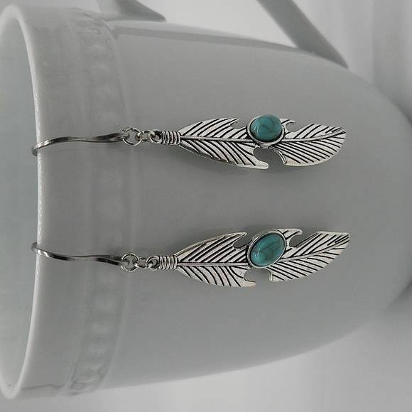 1836- Handmade Boho Feather Earrings NWT - Picture 1 of 6